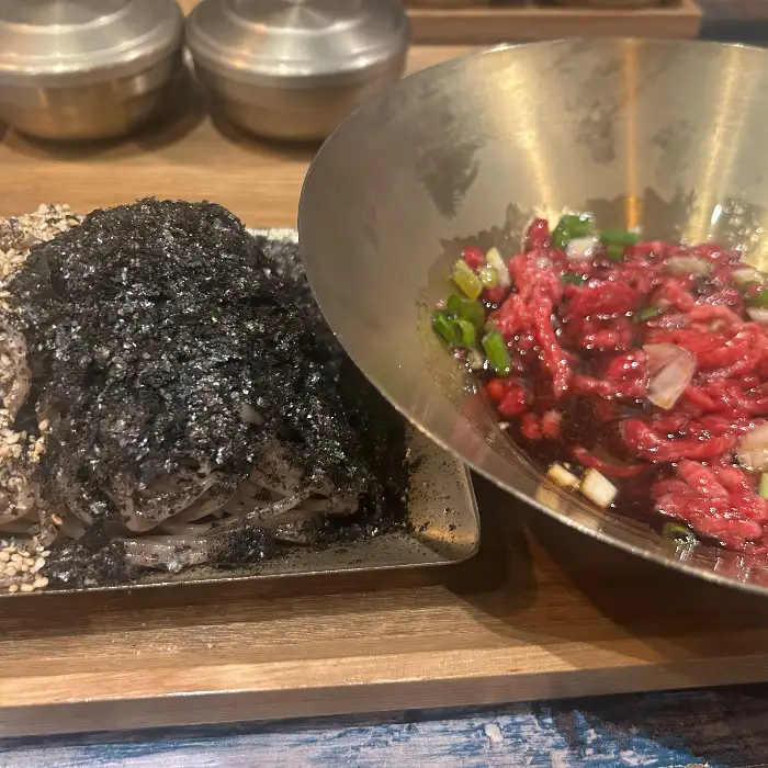 국수와 육회가 섞인 모습. 푸짐해 보인다.