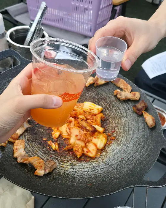 고기와 김치를 함께 굽는 모습, 술잔을 건네는 모습