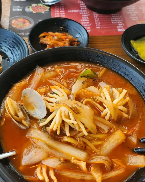 짬뽕의 풍성한 건더기와 국물