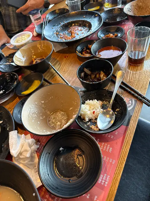 테이블에 차려진 다양한 중식 요리