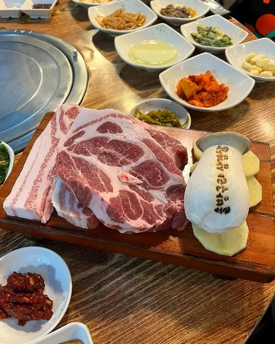 신선한 돼지고기 덩어리