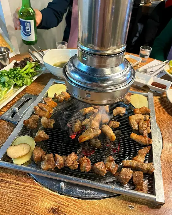 직원분이 고기를 굽는 모습