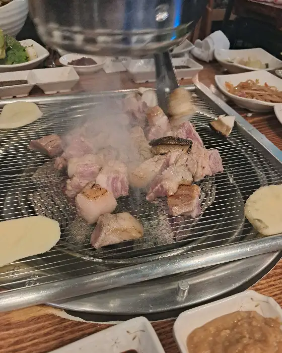 불판 위에서 구워지는 고기