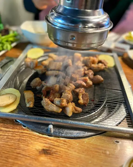 잘 익은 삼겹살 조각들