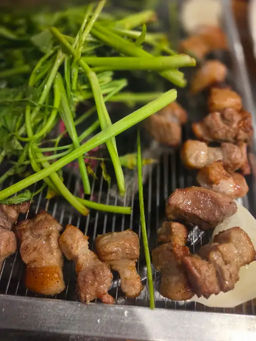 신선한 미나리와 구워지는 고기