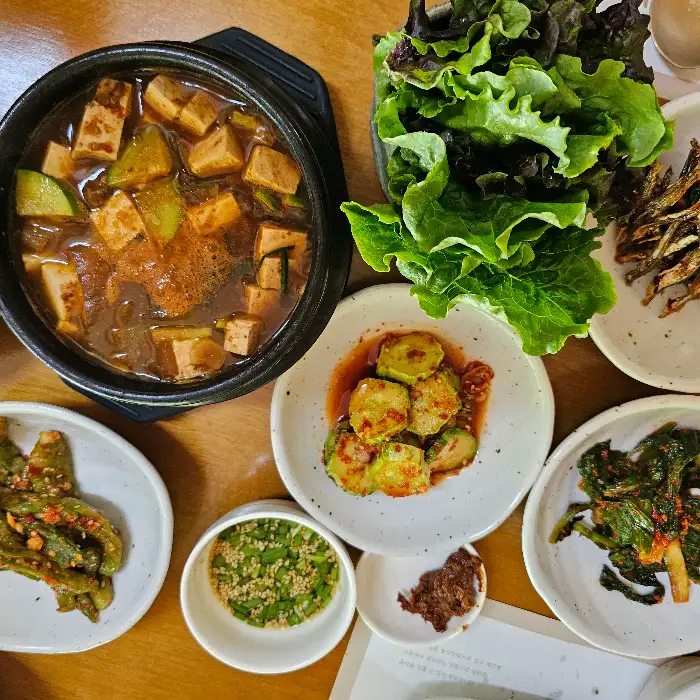 구수한 된장찌개와 신선한 반찬