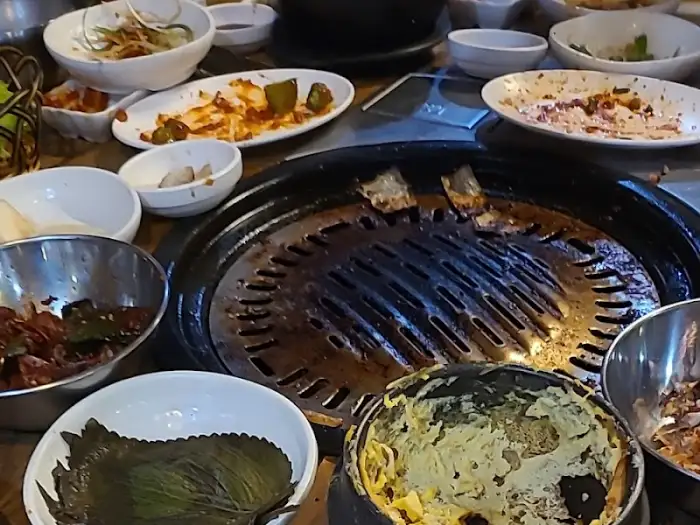 테이블 위 구워지는 고기