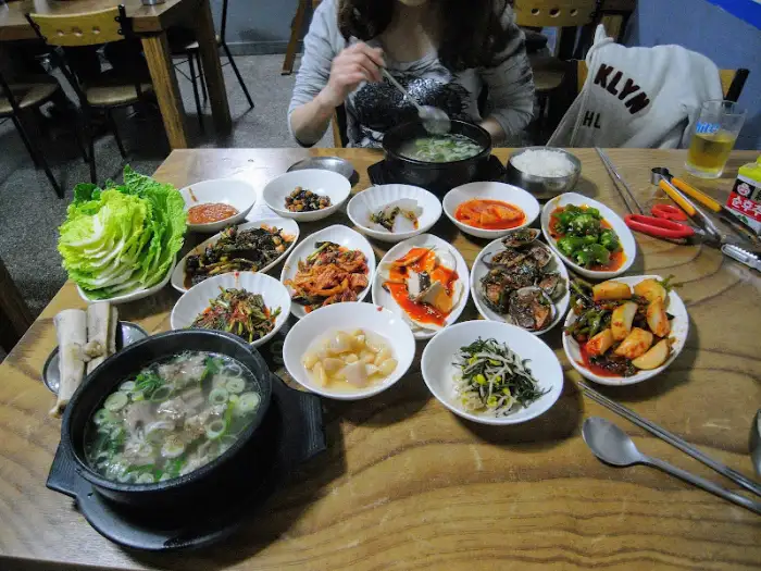 다양한 반찬과 메인 요리가 차려진 푸짐한 한상차림