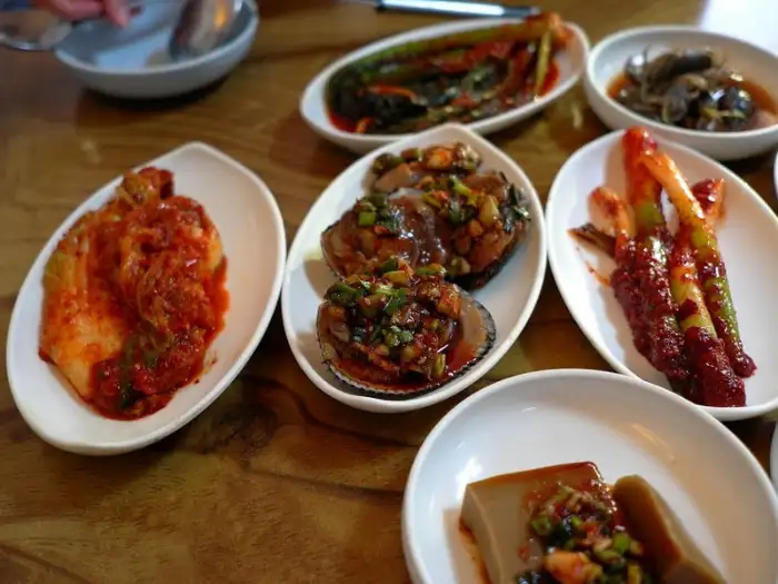 다양한 종류의 김치와 젓갈, 그리고 제철 나물 반찬들