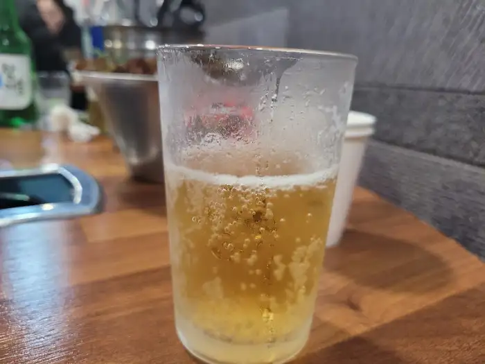 시원한 맥주가 담긴 잔