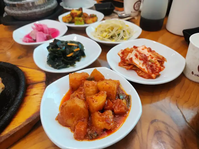 정갈하게 차려진 다양한 밑반찬