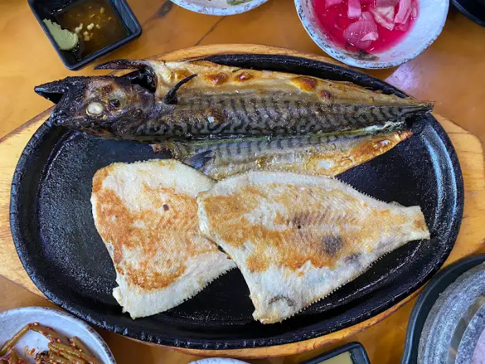 잘 구워진 생선구이 근접 촬영