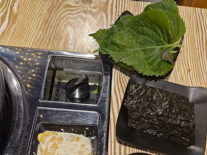 다양한 쌈 채소와 김
