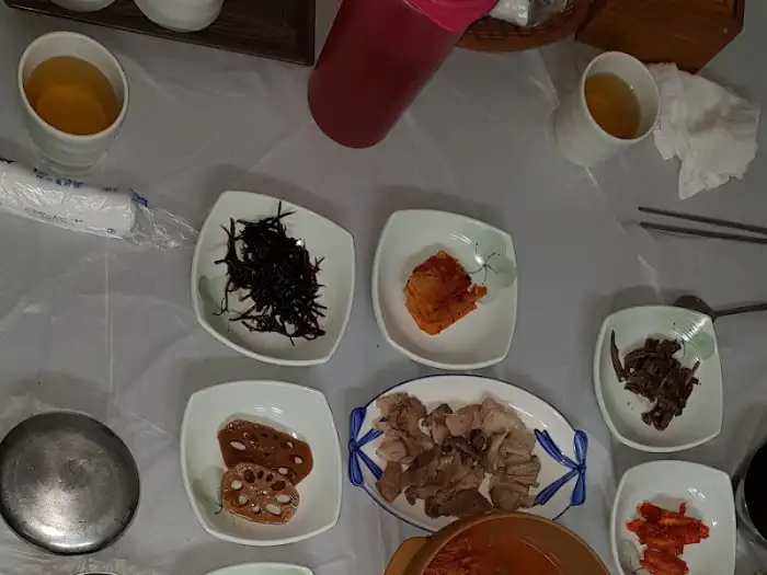 테이블 위에 놓인 다양한 반찬들