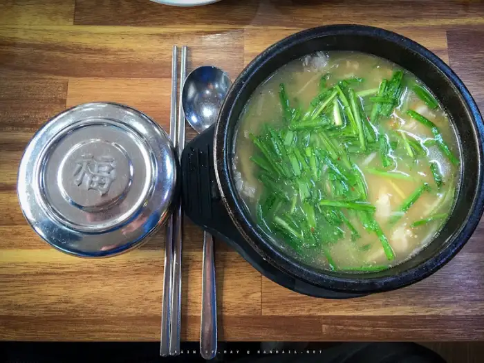 돼지국밥과 곁들임 반찬
