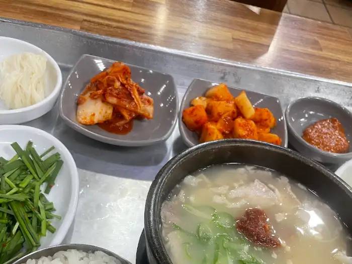 국밥과 곁들임 재료
