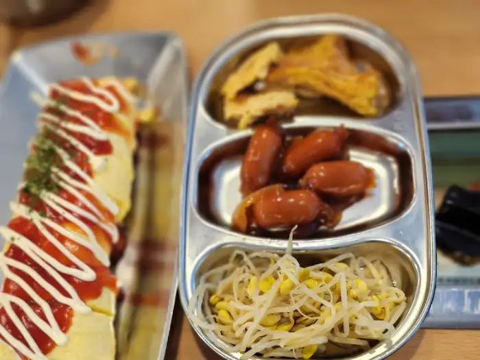 세트 메뉴 구성: 계란 후라이, 소시지, 콩나물 무침