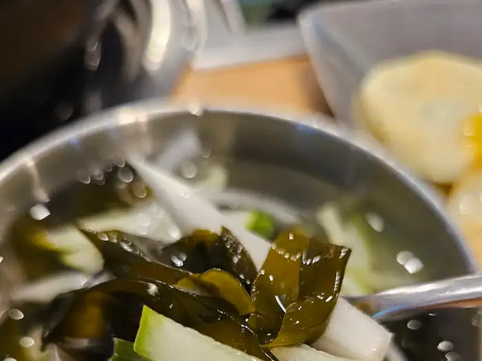 김치찌개 국물 속 재료 묘사