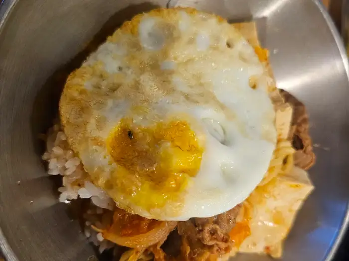 김치찌개 위에 얹어진 계란 후라이