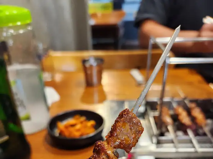 잘 구워진 양꼬치 한 점