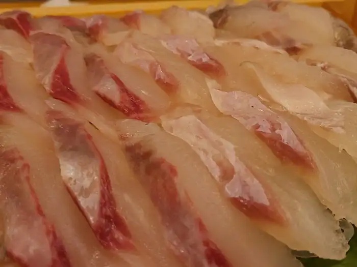 두툼하게 썰린 숙성회 접시 모습. 다양한 종류의 생선회가 먹음직스럽게 쌓여 있습니다.