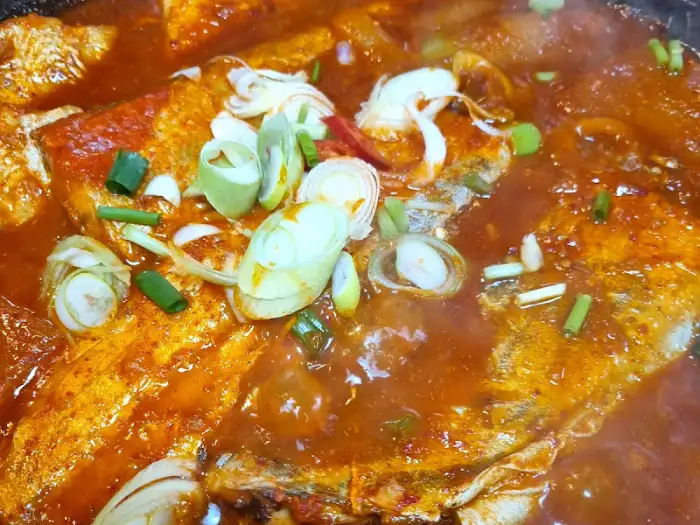 푸짐하게 담긴 갈치조림