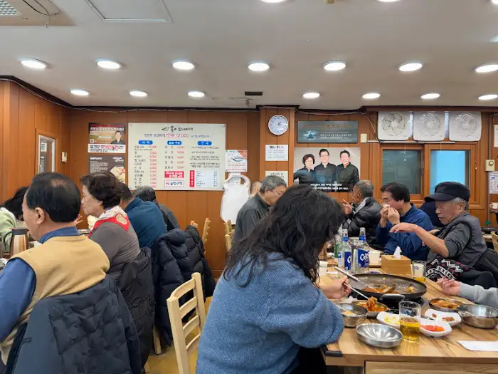 식당 내부 테이블에 앉아 식사하는 손님들 모습