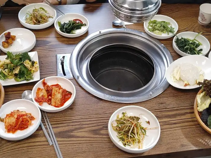 다양한 종류의 나물 반찬들
