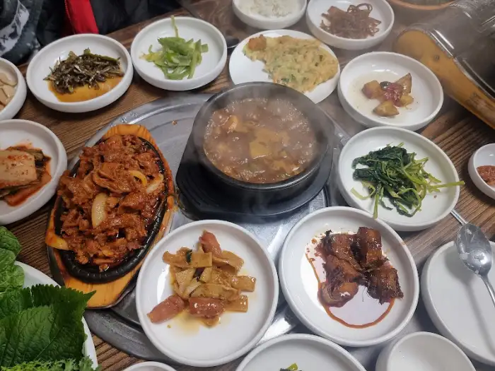 정갈하게 차려진 식탁 일부