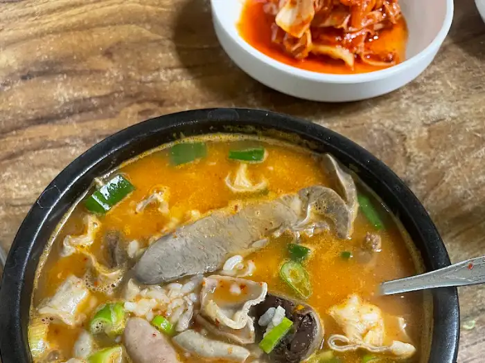 순댓국 속 큼직한 부속 고기 조각들