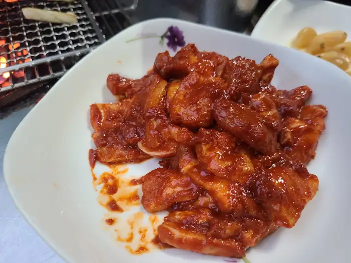 깔끔하게 플레이팅된 주물럭