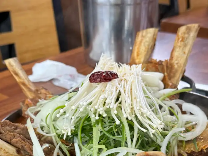 갈비찜 위 앙증맞은 고명