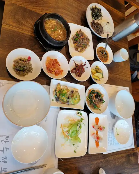 다양한 밑반찬과 밥, 국물 요리