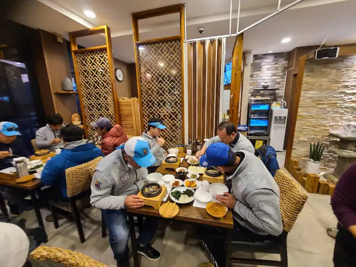 각 테이블에 놓인 밥 메뉴와 밑반찬