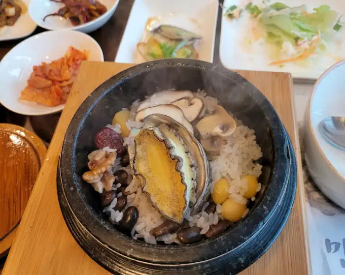 찜기에 나온 먹음직스러운 전복찜