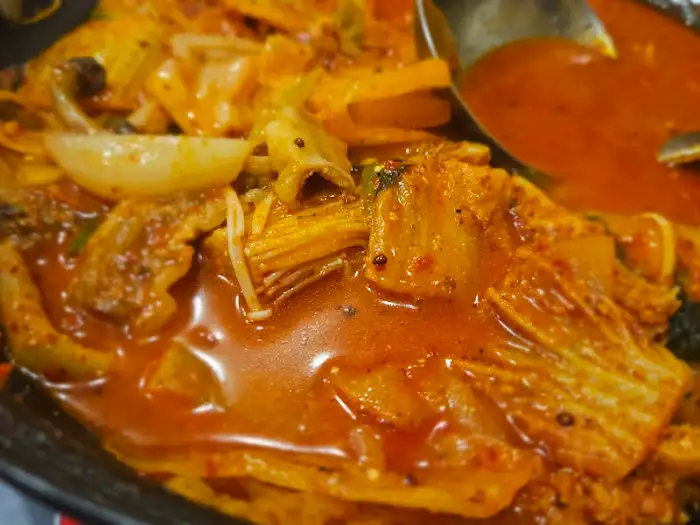 얼큰하게 끓고 있는 곱창전골