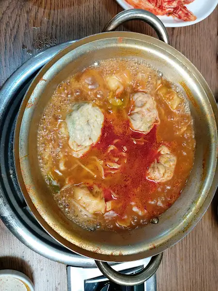 만두전골 국물과 만두 클로즈업