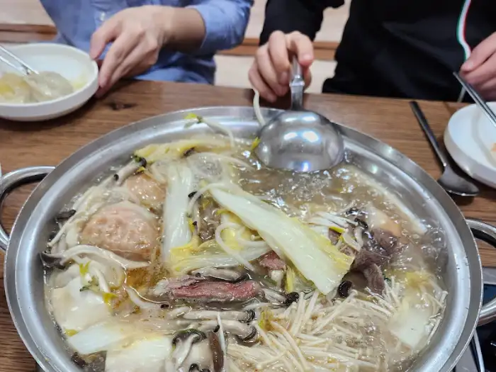 푸짐하게 차려진 만두전골 한상