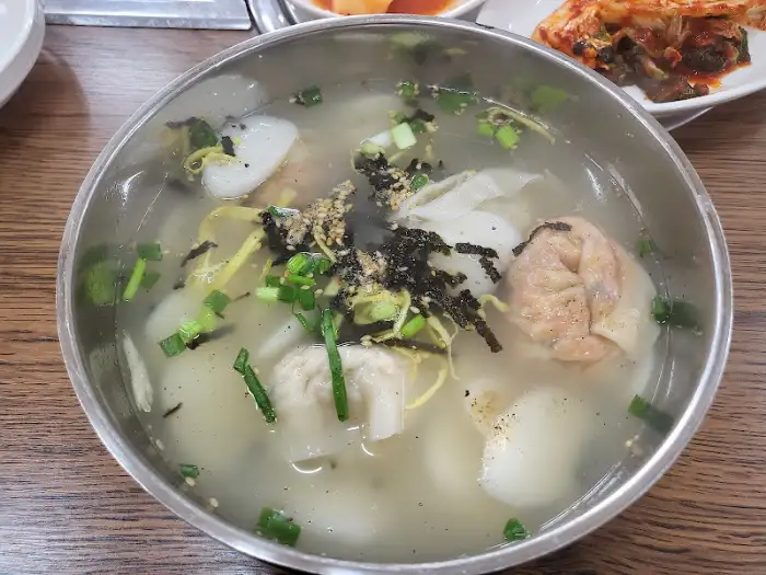 김치만두와 맑은 국물