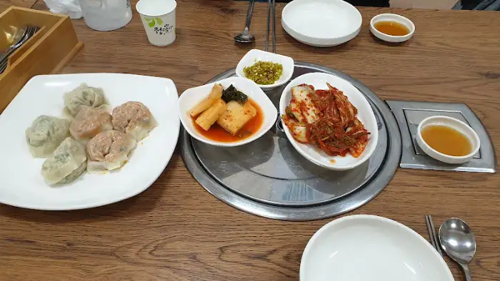 식탁 위에 놓인 만두와 반찬들
