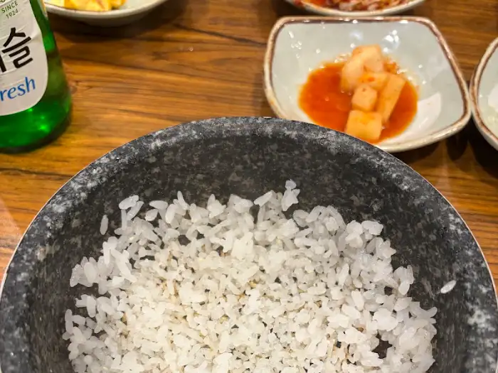 돌솥밥과 밑반찬, 술병