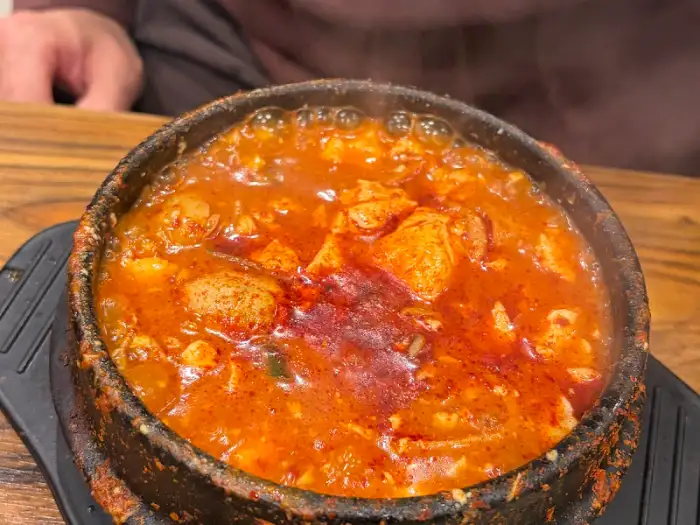 보글보글 끓는 순두부찌개