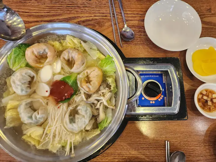 테이블에 놓인 만두전골