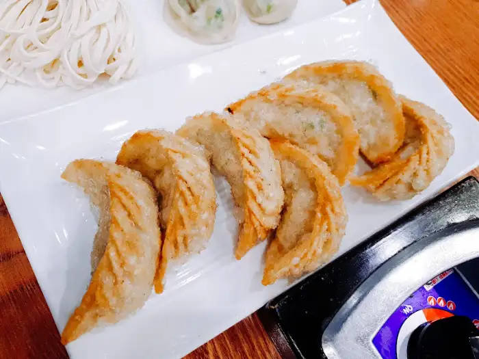 흰 접시에 담긴 군만두