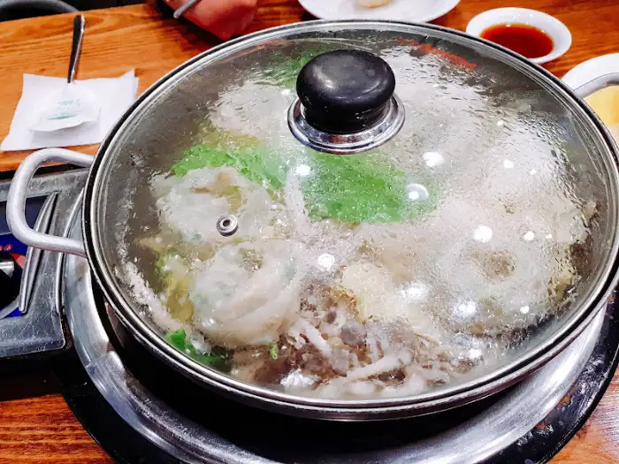 만두전골 뚜껑 덮인 모습