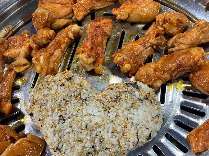 잘 익은 닭갈비와 하트 모양 볶음밥