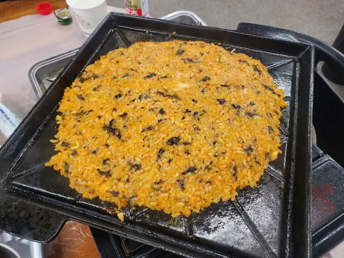 철판 위에 볶아지고 있는 볶음밥