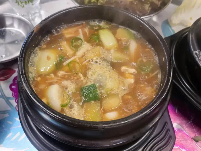 김이 모락모락 나는 된장찌개