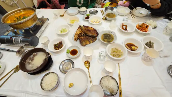 푸짐하게 차려진 한식 반찬과 대구탕