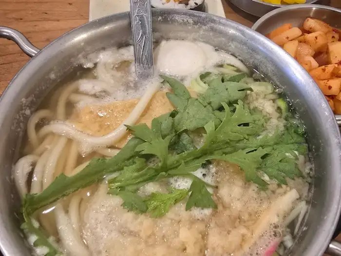면이 굵직한 우동면과 신선한 채소가 듬뿍 담긴 우동